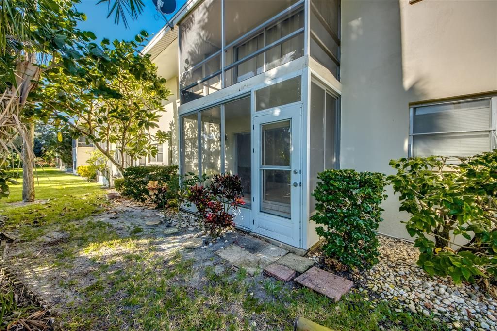 For Sale: $109,000 (2 beds, 1 baths, 930 Square Feet)