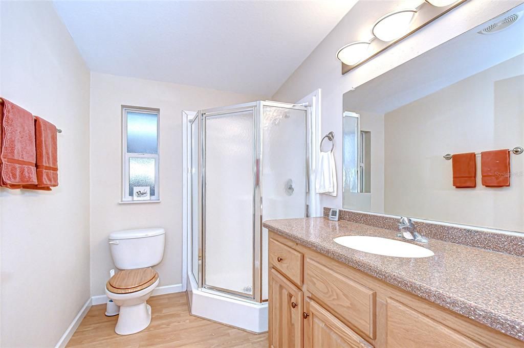 合同活跃: $219,000 (3 贝兹, 2 浴室, 1512 平方英尺)