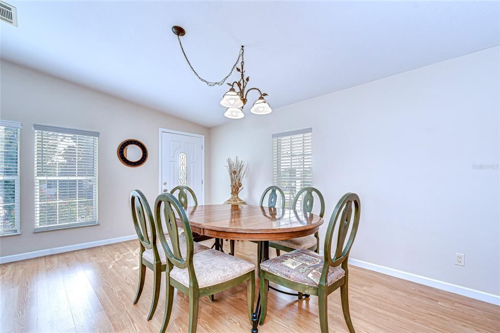 合同活跃: $219,000 (3 贝兹, 2 浴室, 1512 平方英尺)