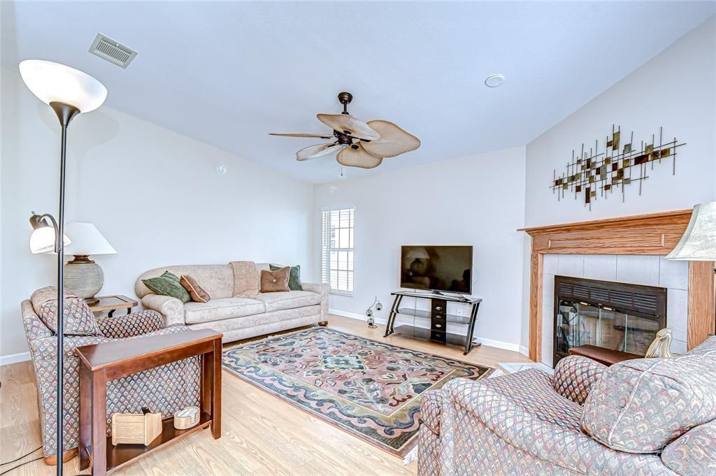 合同活跃: $219,000 (3 贝兹, 2 浴室, 1512 平方英尺)