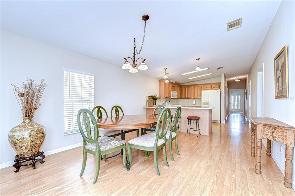 合同活跃: $219,000 (3 贝兹, 2 浴室, 1512 平方英尺)