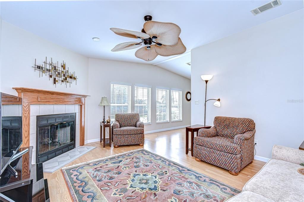 合同活跃: $219,000 (3 贝兹, 2 浴室, 1512 平方英尺)