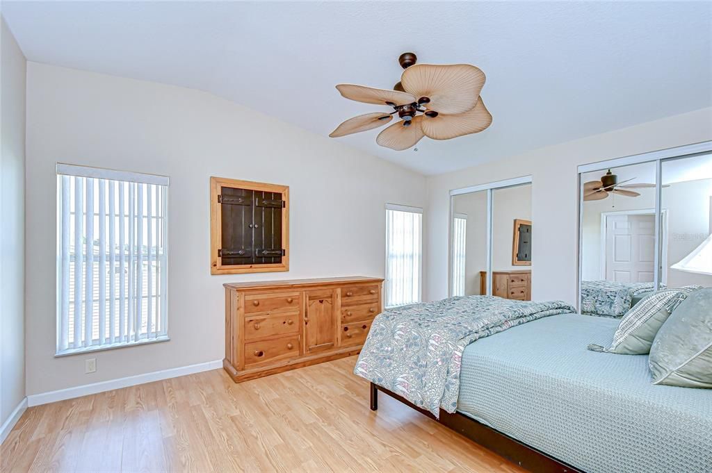 合同活跃: $219,000 (3 贝兹, 2 浴室, 1512 平方英尺)