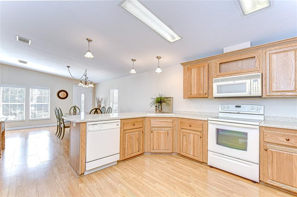 合同活跃: $219,000 (3 贝兹, 2 浴室, 1512 平方英尺)