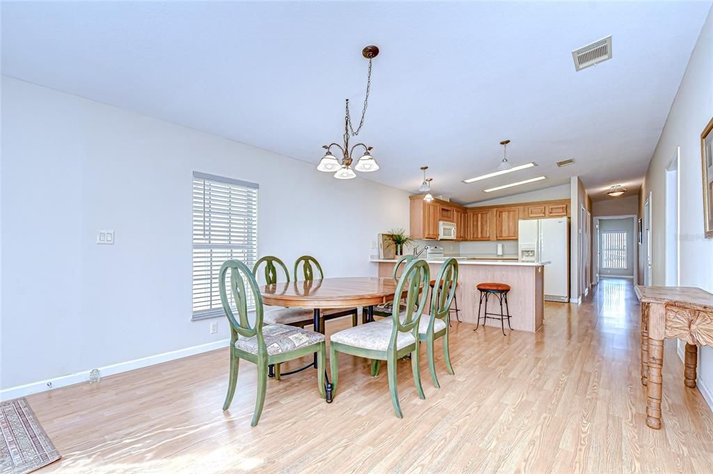 合同活跃: $219,000 (3 贝兹, 2 浴室, 1512 平方英尺)