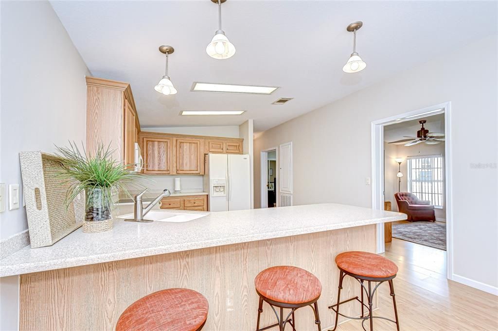 合同活跃: $219,000 (3 贝兹, 2 浴室, 1512 平方英尺)