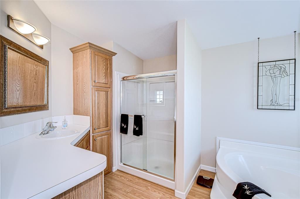 合同活跃: $219,000 (3 贝兹, 2 浴室, 1512 平方英尺)