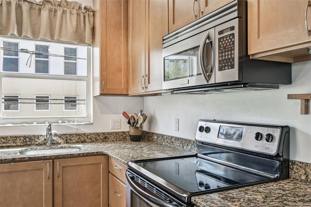 For Sale: $450,000 (2 beds, 1 baths, 790 Square Feet)