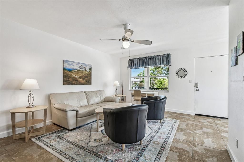 For Sale: $450,000 (2 beds, 1 baths, 790 Square Feet)