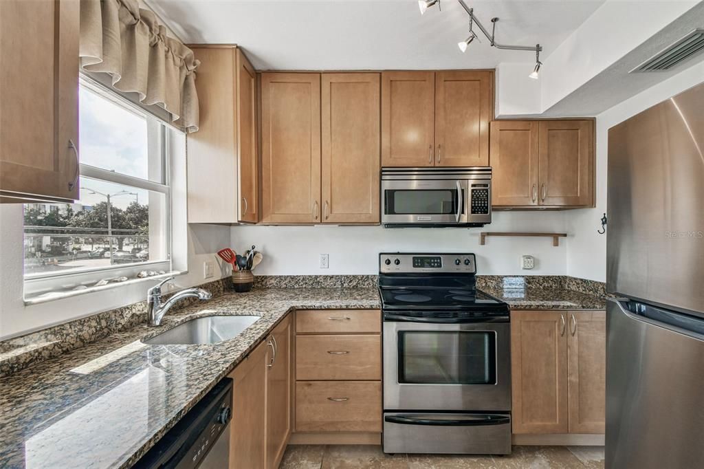 For Sale: $450,000 (2 beds, 1 baths, 790 Square Feet)