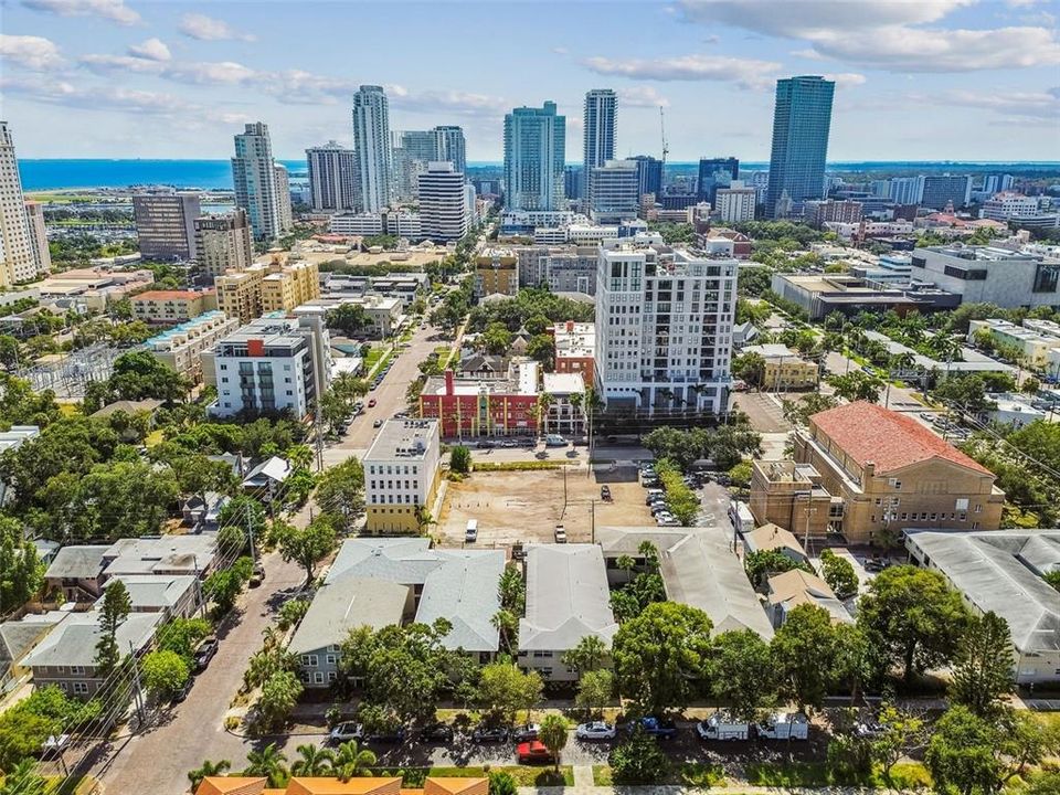 For Sale: $450,000 (2 beds, 1 baths, 790 Square Feet)