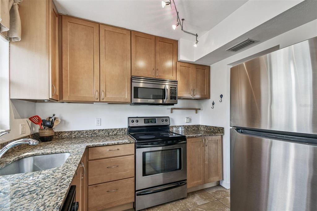 For Sale: $450,000 (2 beds, 1 baths, 790 Square Feet)