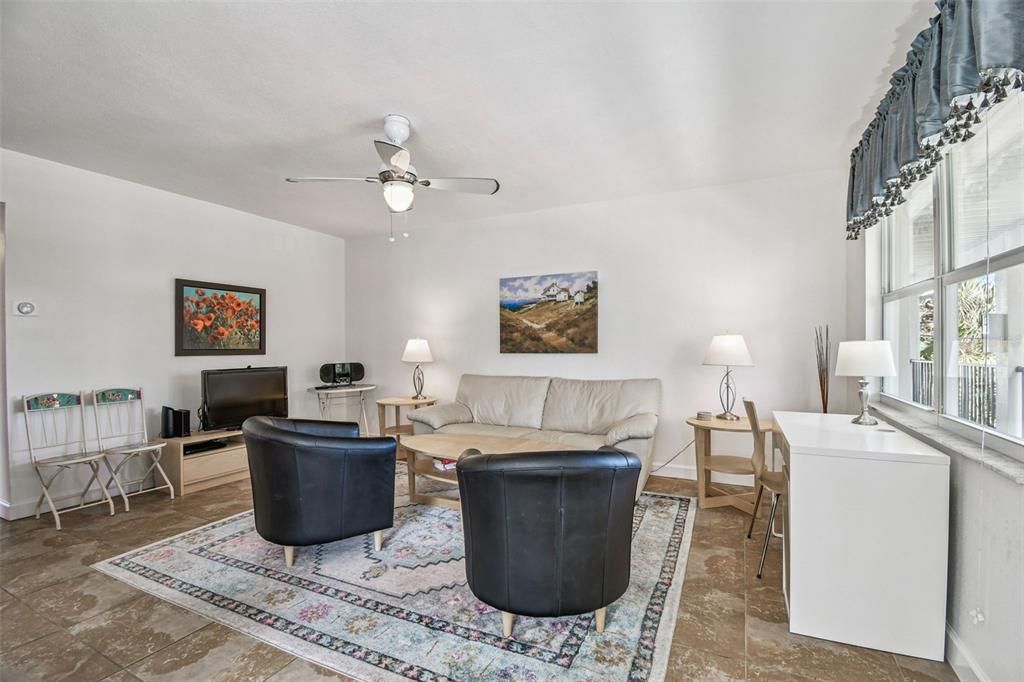 For Sale: $450,000 (2 beds, 1 baths, 790 Square Feet)