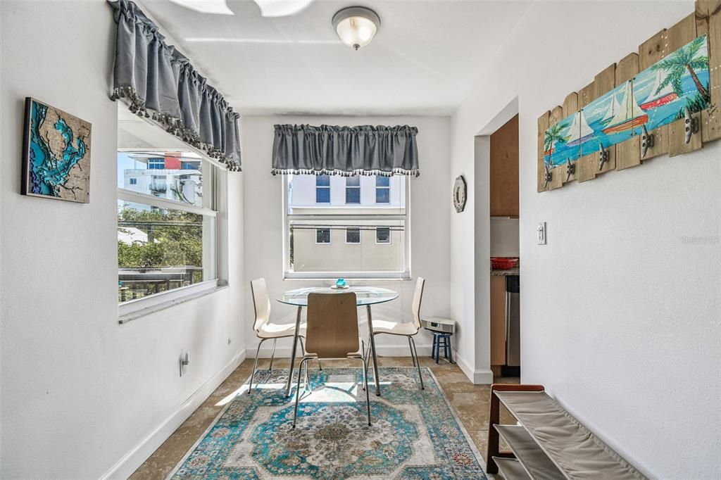 For Sale: $450,000 (2 beds, 1 baths, 790 Square Feet)