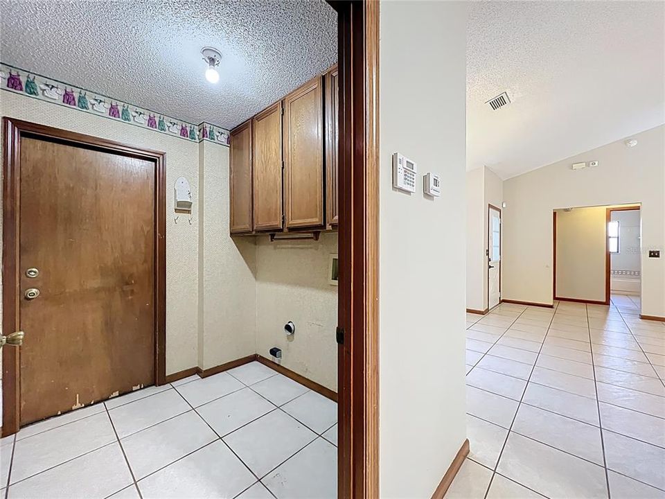 For Sale: $385,000 (3 beds, 2 baths, 1593 Square Feet)