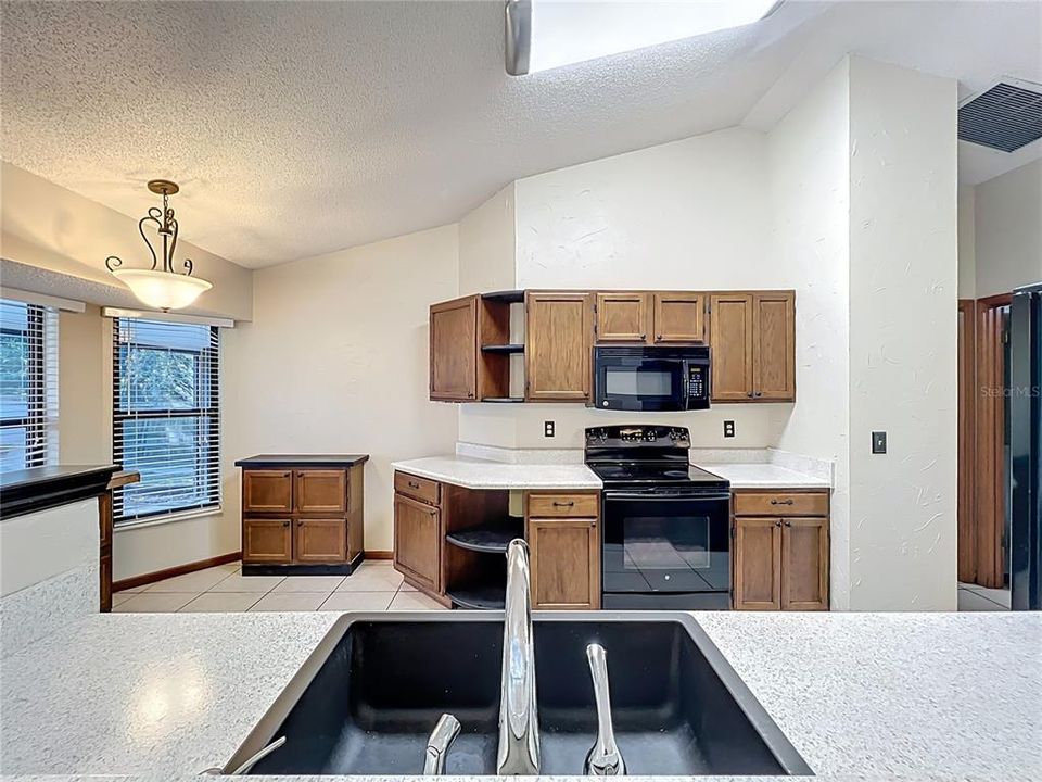 For Sale: $385,000 (3 beds, 2 baths, 1593 Square Feet)