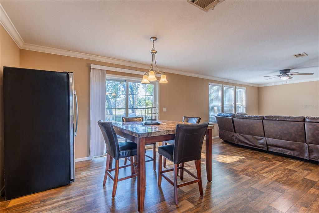 待售: $399,000 (4 贝兹, 3 浴室, 2490 平方英尺)