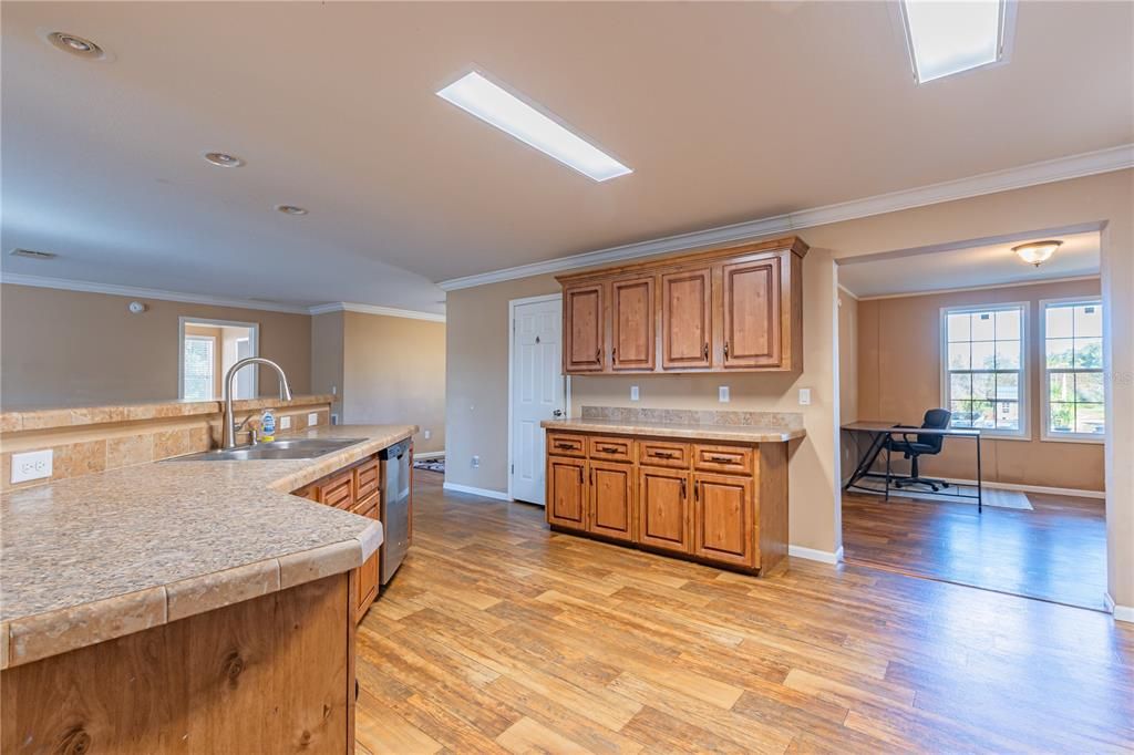 待售: $399,000 (4 贝兹, 3 浴室, 2490 平方英尺)