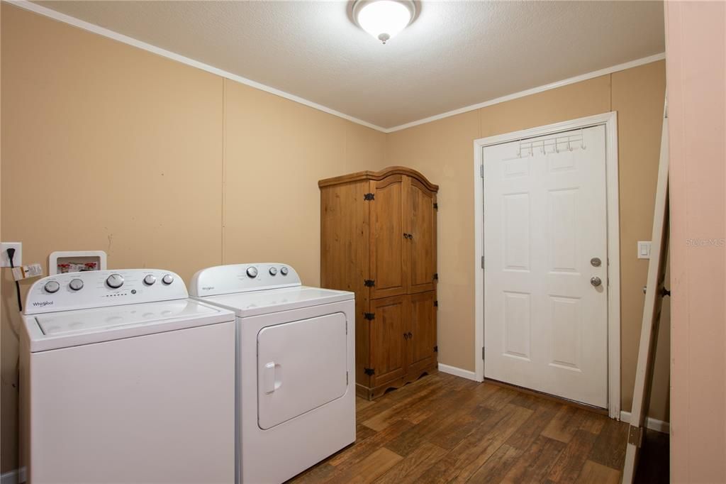 待售: $399,000 (4 贝兹, 3 浴室, 2490 平方英尺)