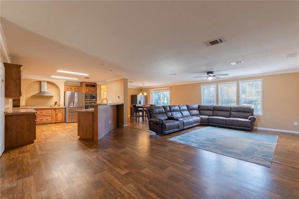 待售: $399,000 (4 贝兹, 3 浴室, 2490 平方英尺)