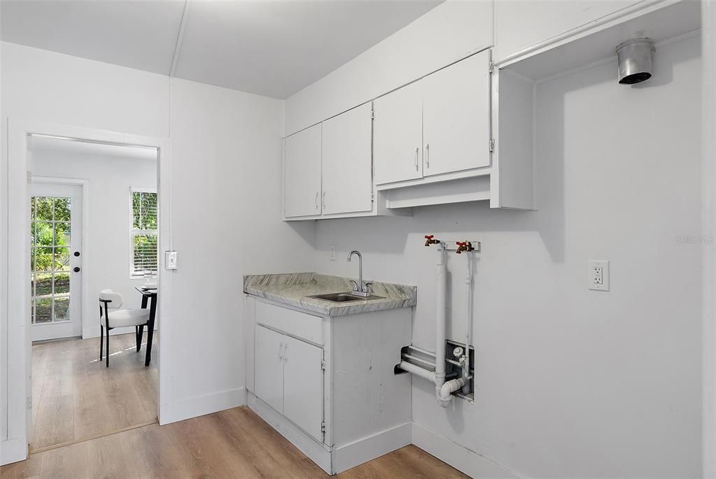 Active With Contract: $369,900 (3 beds, 2 baths, 1200 Square Feet)