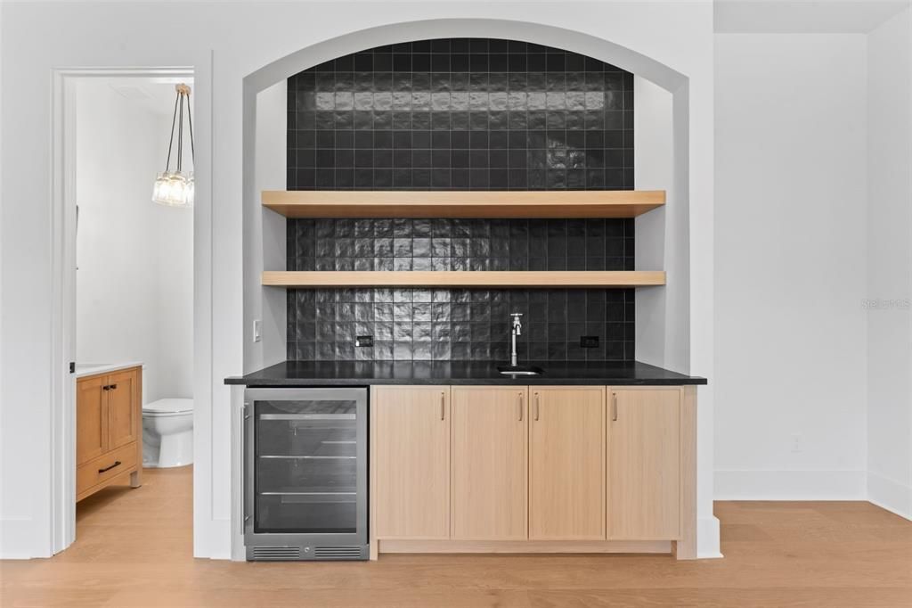 For Sale: $3,799,000 (5 beds, 5 baths, 5841 Square Feet)