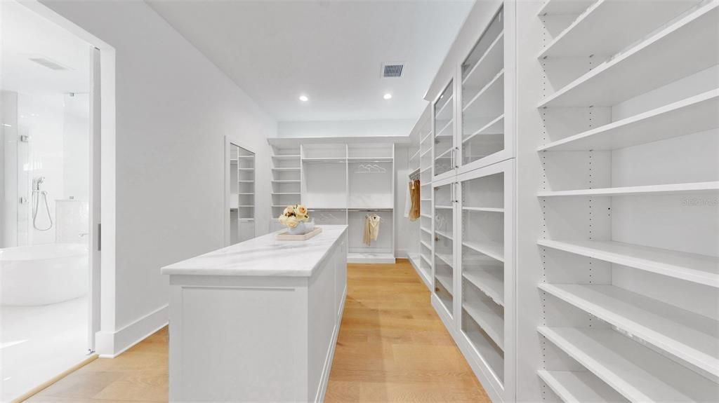 For Sale: $3,799,000 (5 beds, 5 baths, 5841 Square Feet)