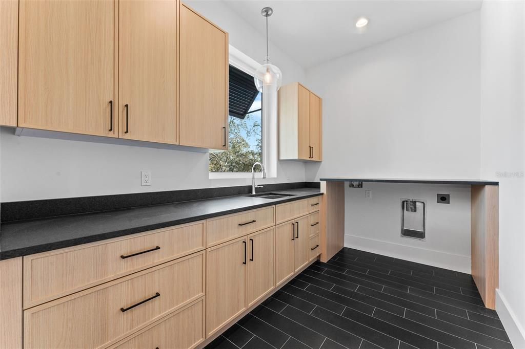 For Sale: $3,799,000 (5 beds, 5 baths, 5841 Square Feet)