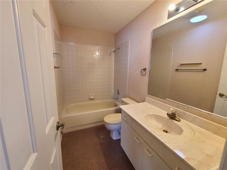 Activo con contrato: $159,900 (2 camas, 2 baños, 1014 Pies cuadrados)