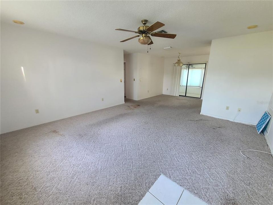 Activo con contrato: $159,900 (2 camas, 2 baños, 1014 Pies cuadrados)