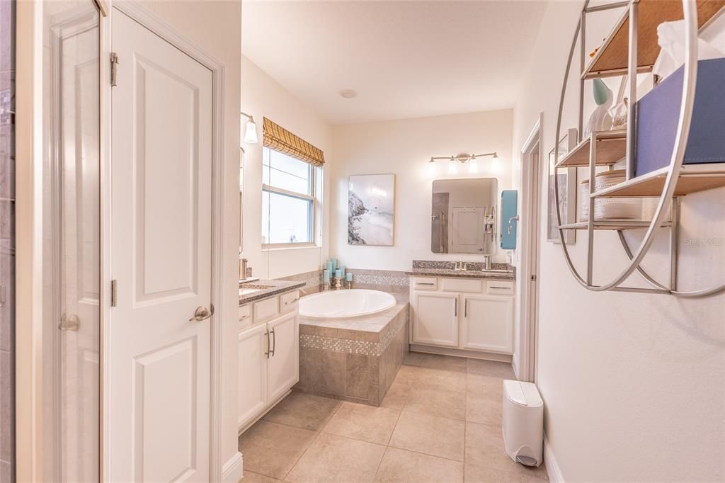 合同活跃: $499,000 (3 贝兹, 2 浴室, 2029 平方英尺)