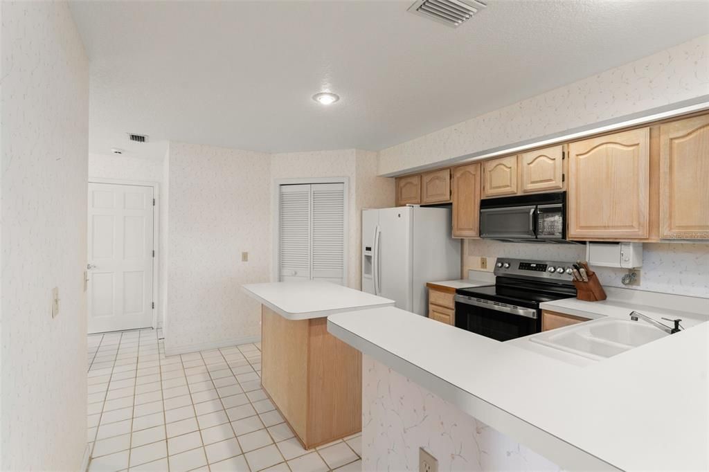 Active With Contract: $575,000 (2 beds, 2 baths, 2224 Square Feet)