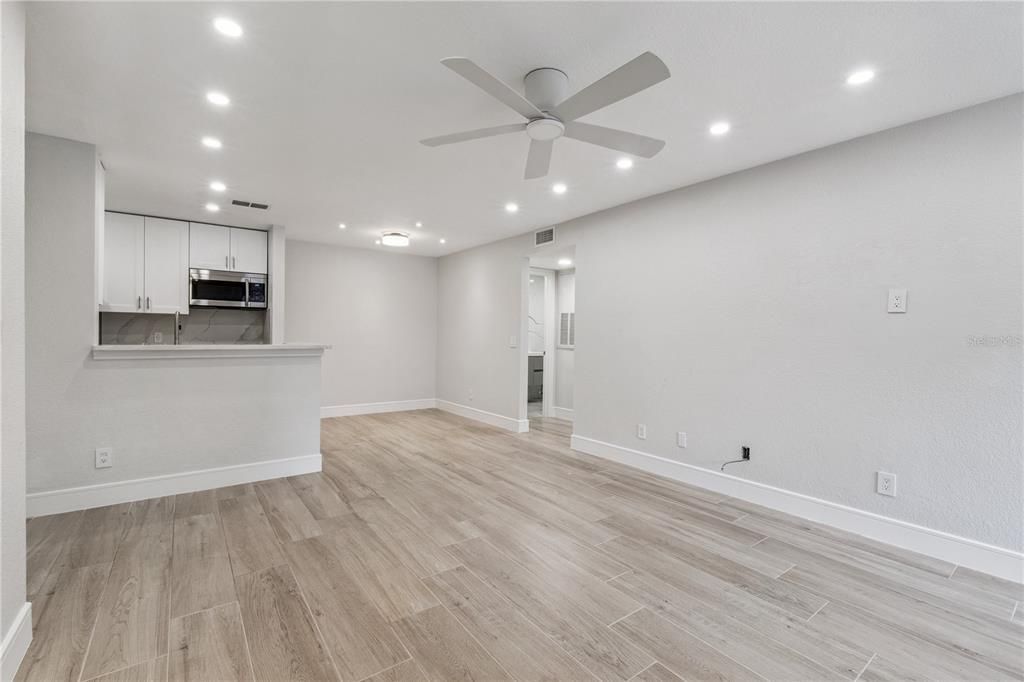 For Sale: $195,000 (1 beds, 1 baths, 711 Square Feet)