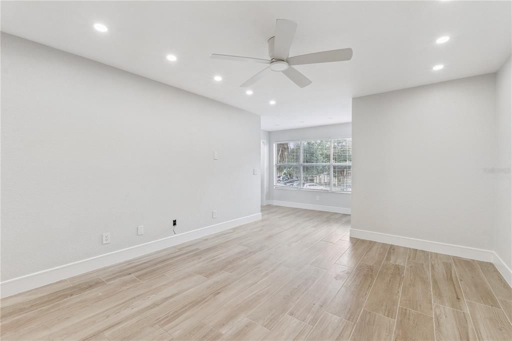 For Sale: $195,000 (1 beds, 1 baths, 711 Square Feet)