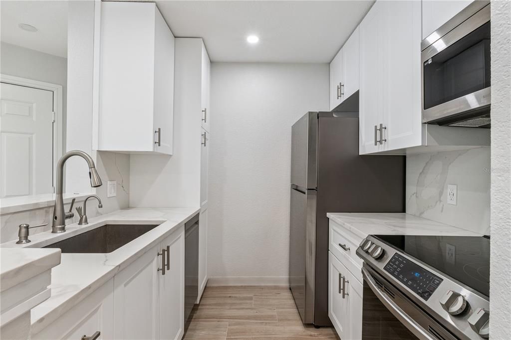 For Sale: $195,000 (1 beds, 1 baths, 711 Square Feet)