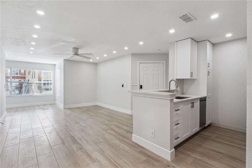 For Sale: $195,000 (1 beds, 1 baths, 711 Square Feet)