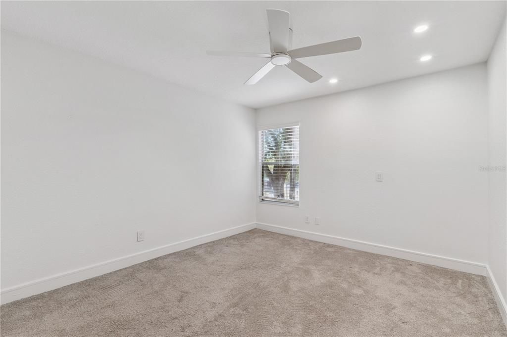 For Sale: $195,000 (1 beds, 1 baths, 711 Square Feet)