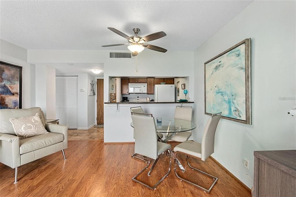 For Sale: $289,900 (1 beds, 1 baths, 693 Square Feet)