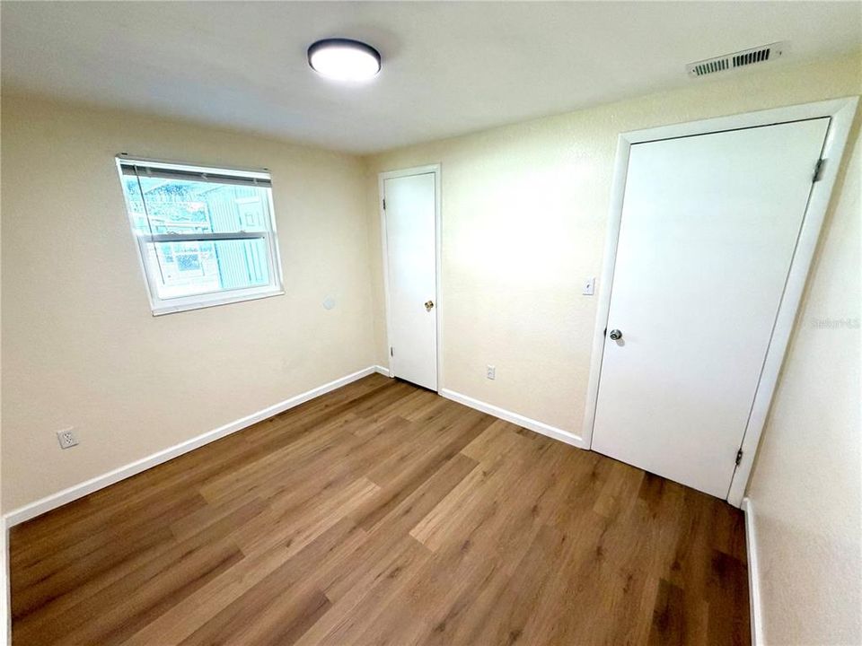 Под контрактом: $210,000 (3 спален, 1 ванн, 810 Квадратных фут)