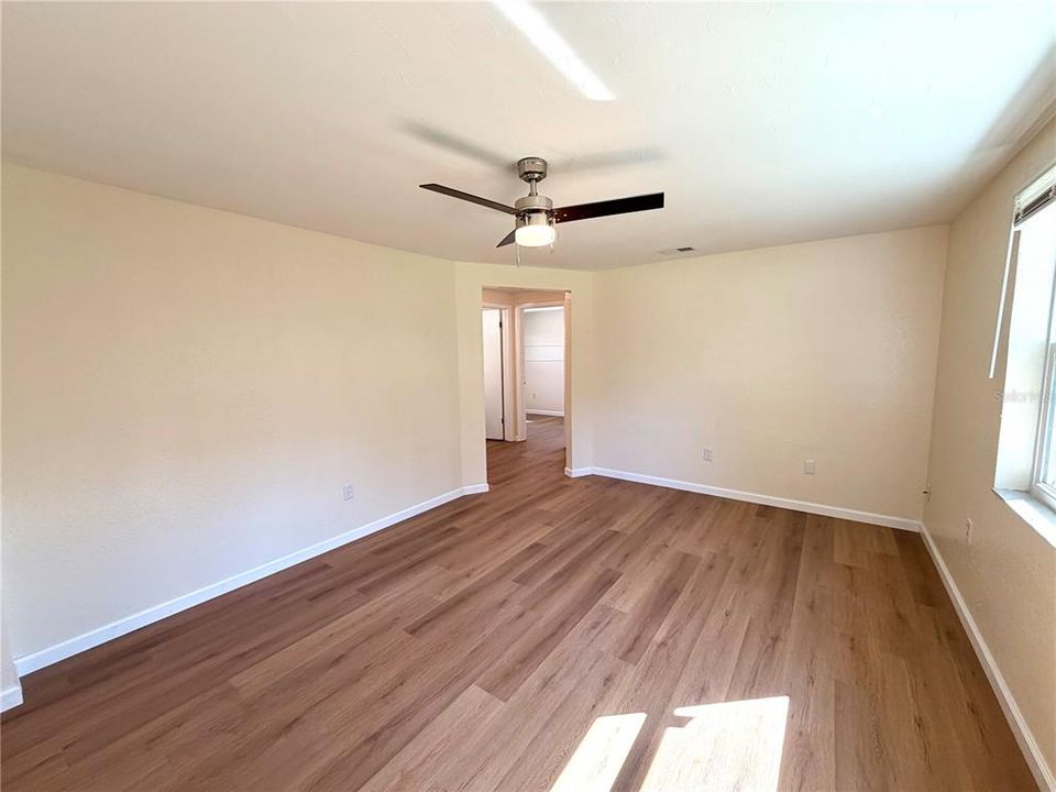 Под контрактом: $210,000 (3 спален, 1 ванн, 810 Квадратных фут)