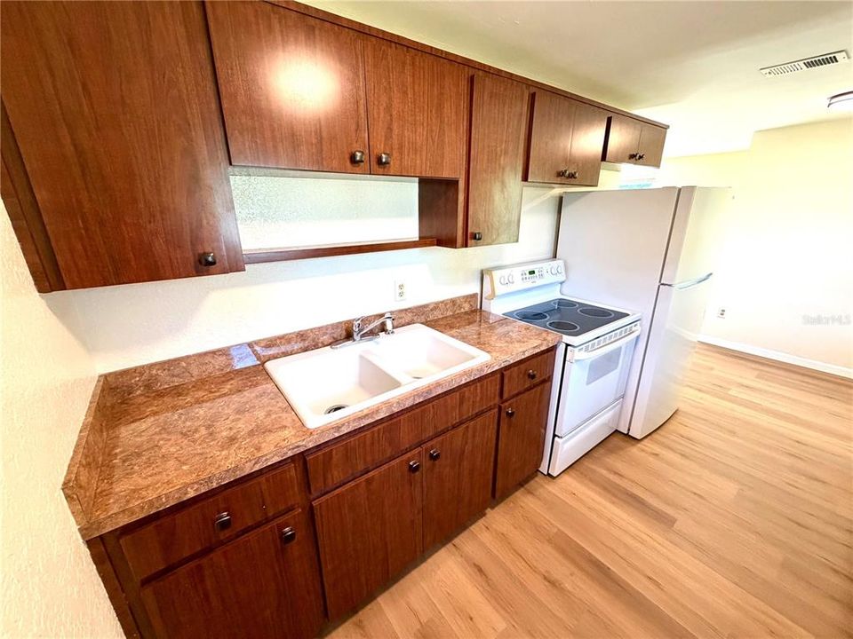 Под контрактом: $210,000 (3 спален, 1 ванн, 810 Квадратных фут)