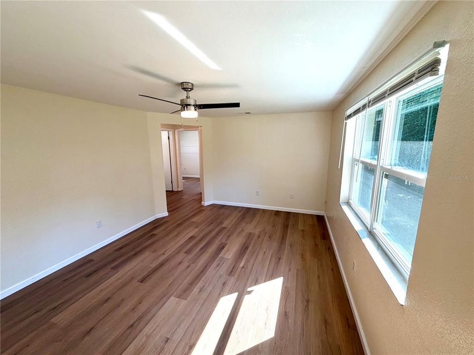 Под контрактом: $210,000 (3 спален, 1 ванн, 810 Квадратных фут)