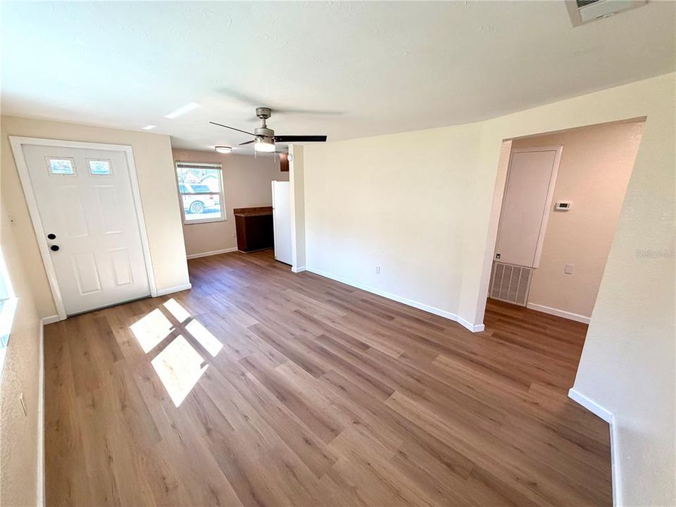 Под контрактом: $210,000 (3 спален, 1 ванн, 810 Квадратных фут)