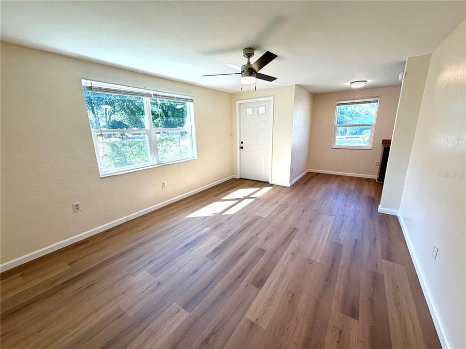 Под контрактом: $210,000 (3 спален, 1 ванн, 810 Квадратных фут)