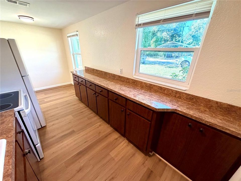 Под контрактом: $210,000 (3 спален, 1 ванн, 810 Квадратных фут)