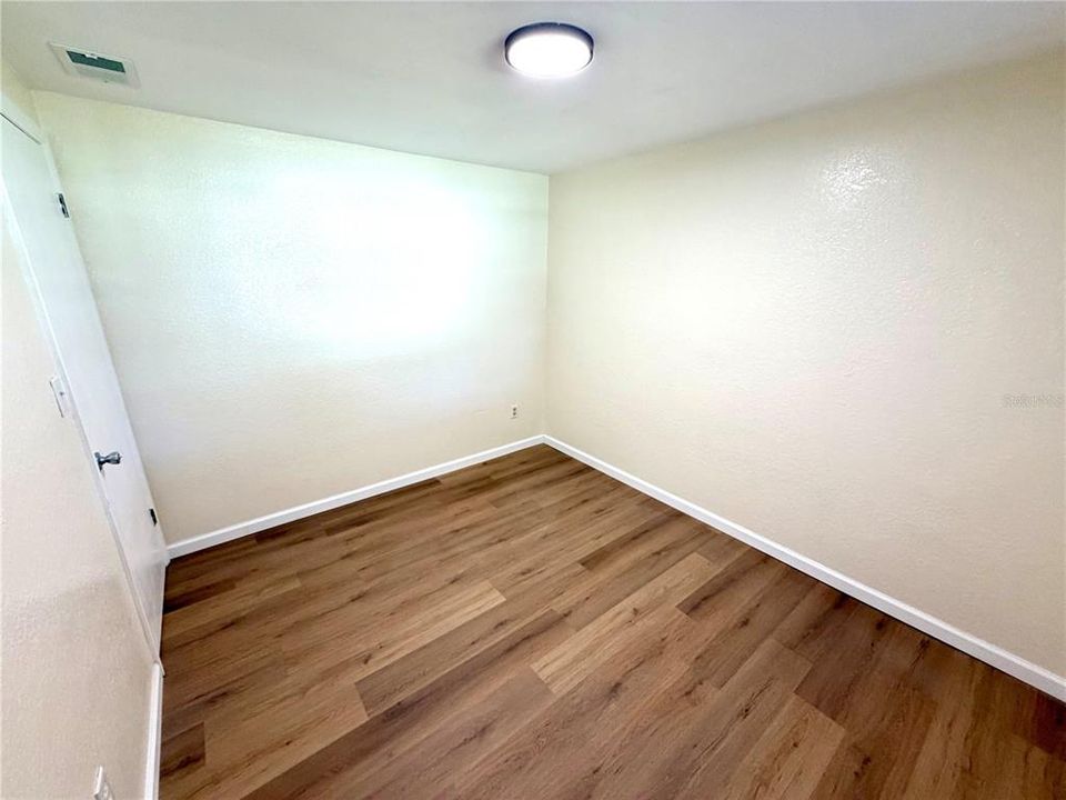 Под контрактом: $210,000 (3 спален, 1 ванн, 810 Квадратных фут)