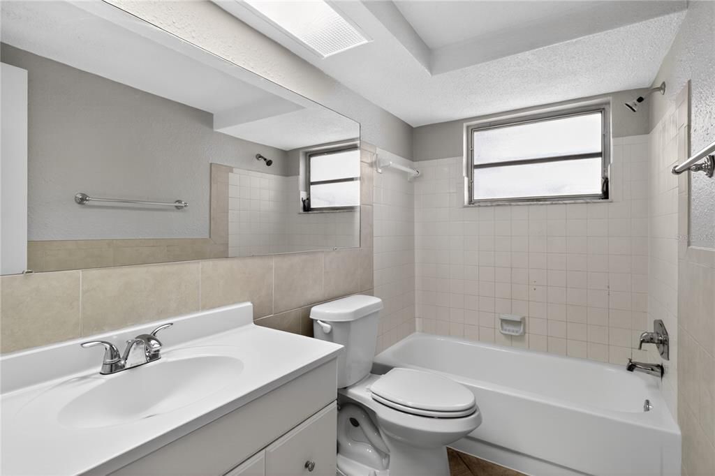 Active With Contract: $214,900 (2 beds, 1 baths, 1038 Square Feet)