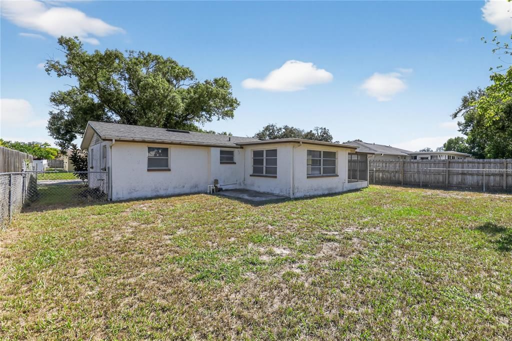 Active With Contract: $214,900 (2 beds, 1 baths, 1038 Square Feet)