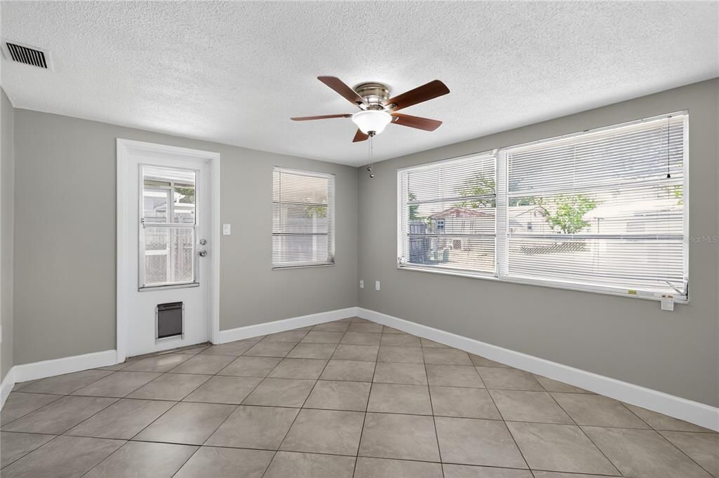 Active With Contract: $214,900 (2 beds, 1 baths, 1038 Square Feet)