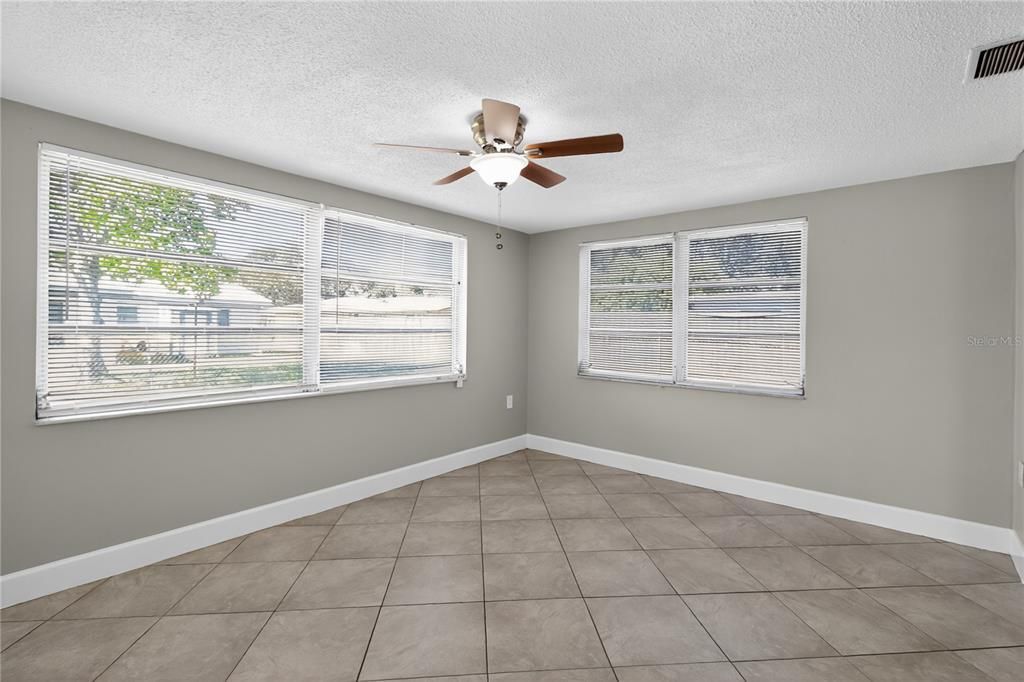 Active With Contract: $214,900 (2 beds, 1 baths, 1038 Square Feet)